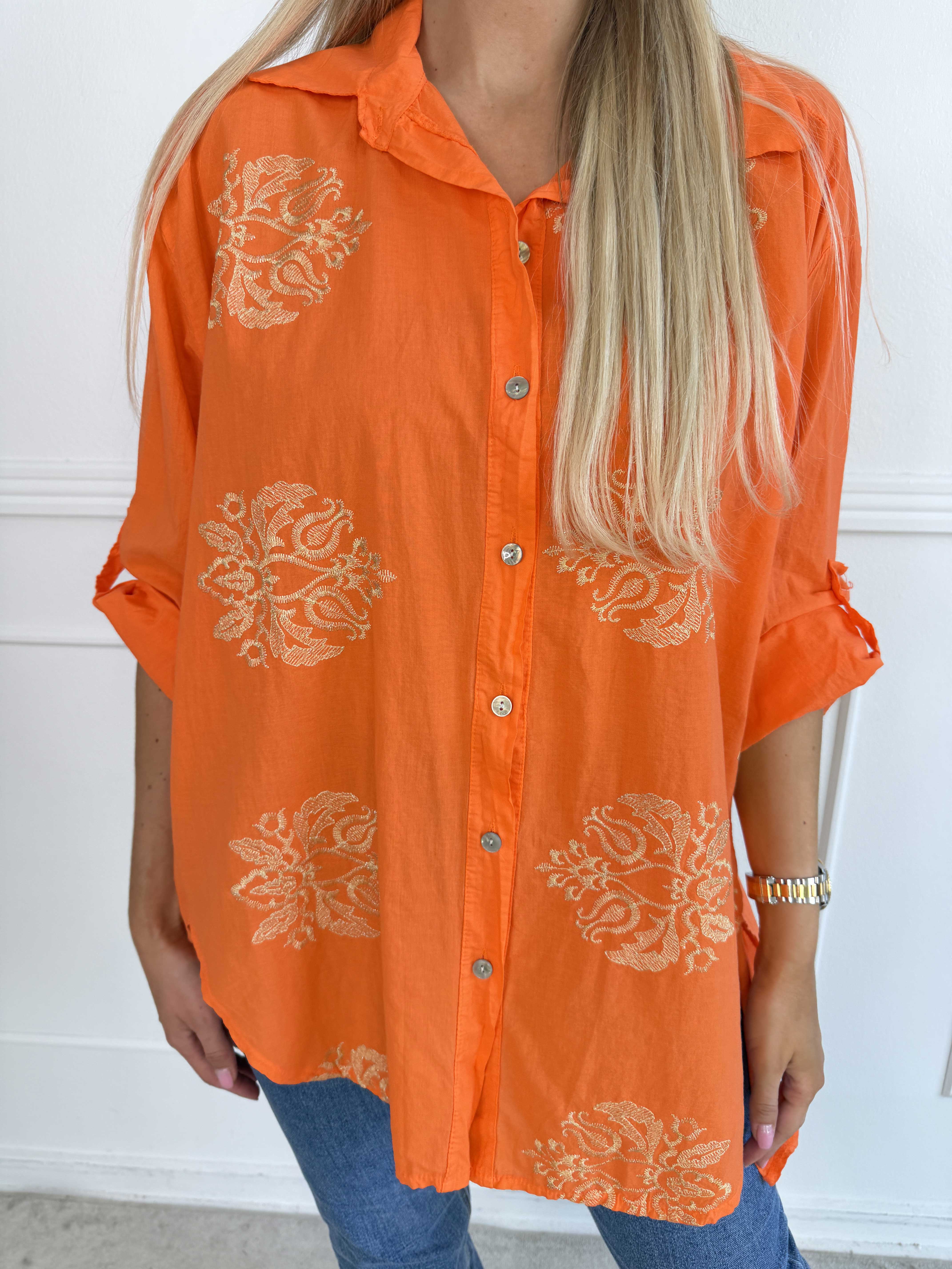 Catherina – Elegant plus size bomullsskjorta med fina, broderade gulddetaljer